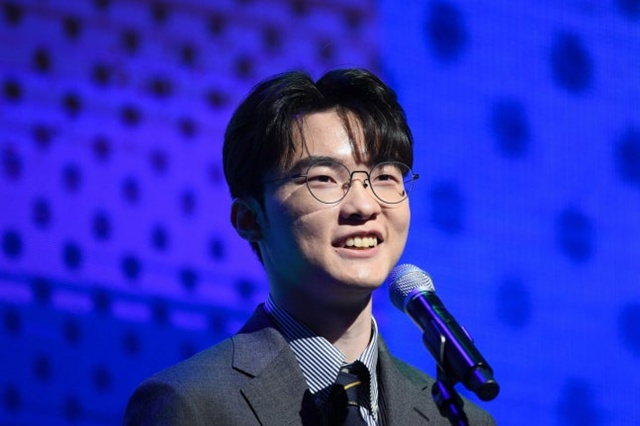 '페이커' 이상혁, T1과 4년 재계약… 16년 동안 이어진 동행