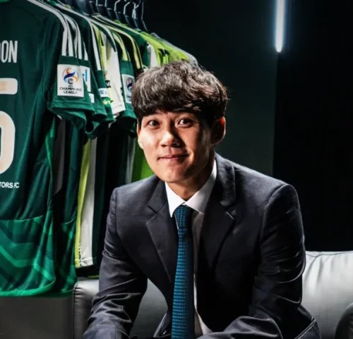전북 레전드 최철순, 20년 헌신 끝에 ‘25번’ 영구결번으로 전주성 떠났다